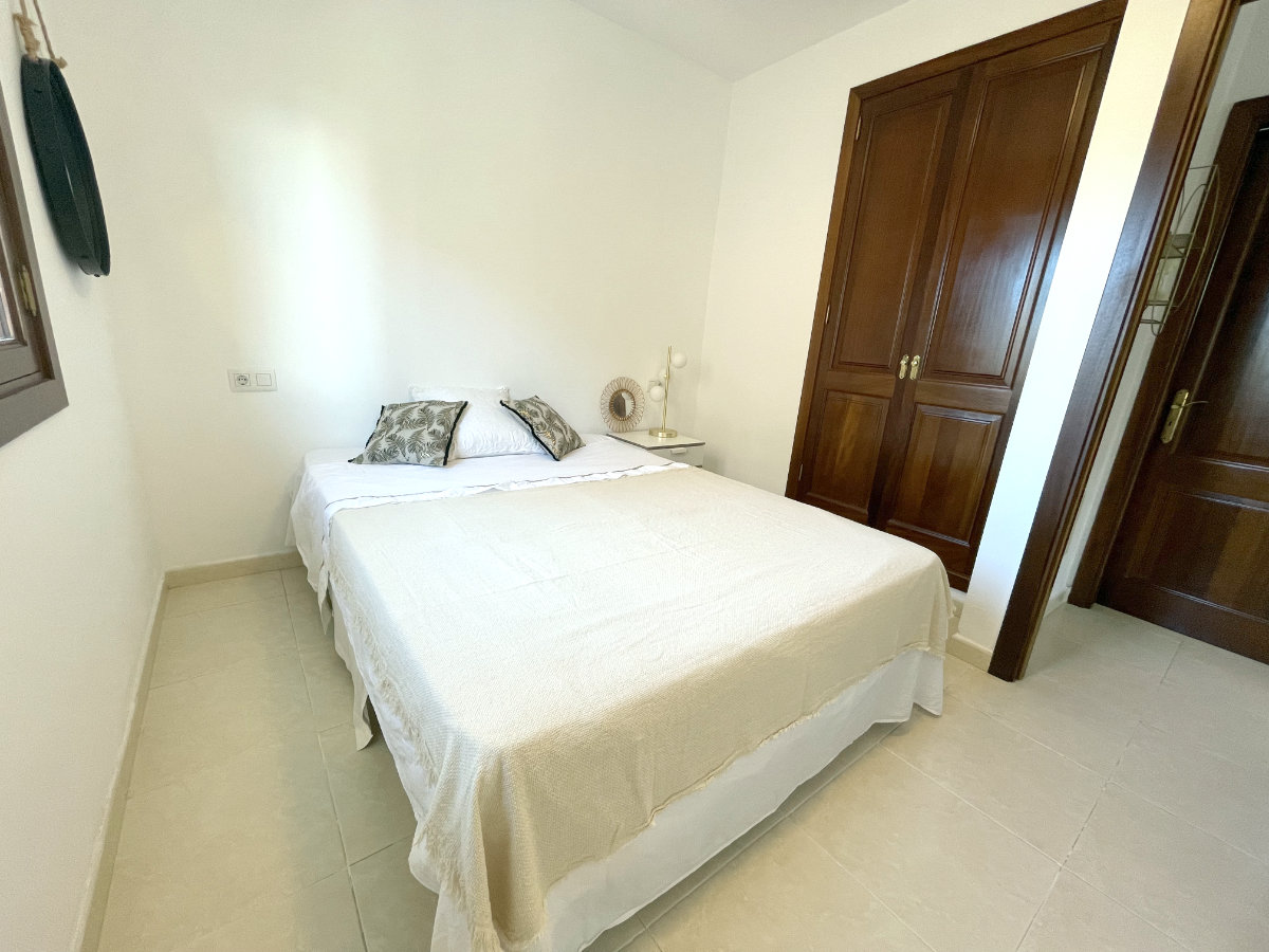 VIAJES1N - Dormitorio con armario empotrado