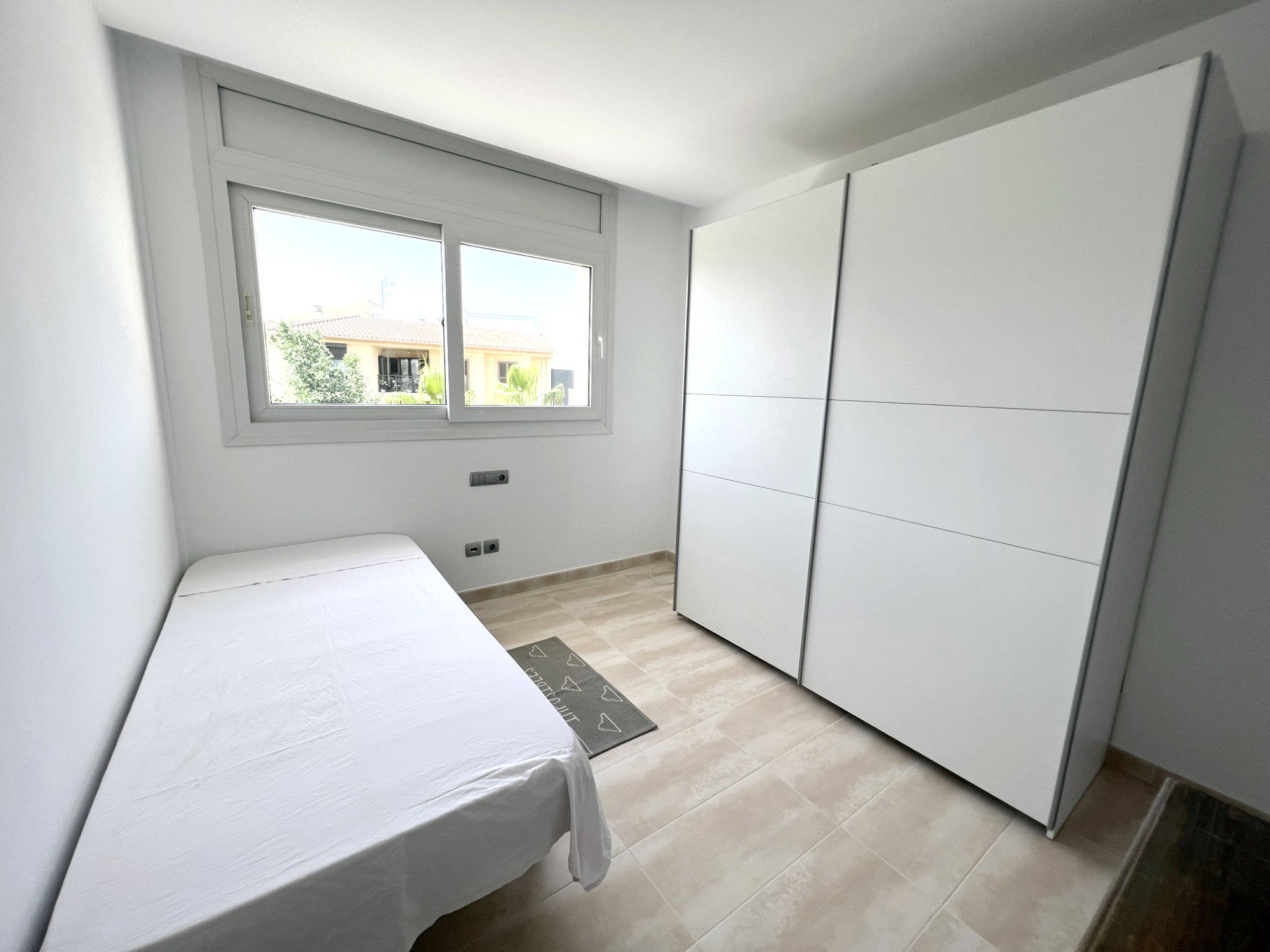 SOLA3B - Dormitorio con armario